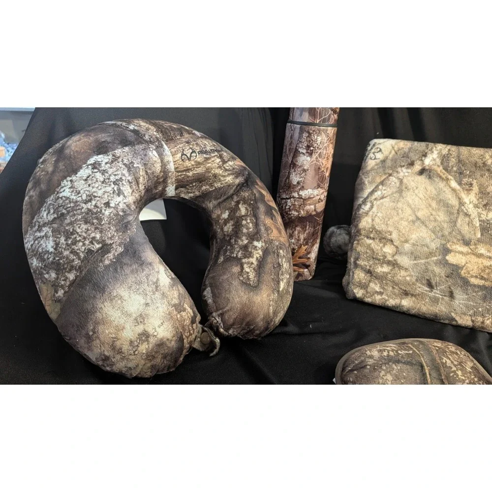 Realtree APX Comfort Set Neck Pillow‎ eye mask, throw blanket and thermos